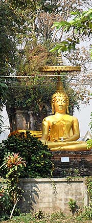 'A Golden Buddha at one of Chiang Saen's Temples' by Asienreisender
